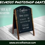 Escribir y mostrar el menú del día sobre pizarrón verde con tiza blanca de un restaurant o el café de la ciudad es un clásico. Este bello template de pizarra a gis blanco (aunque puedes cambiar el color) ilustra un pizarrón con marco de madera y contiene: Nombre del Café restaurant en tipografía manuscrita, Menú con tipografía de molde, lista de opciones de menú (platillos del día, café cappuccino, café espresso) con precio con tipografía estilo caligrafía a mano alzada, horarios de la cafetería y un margen sencillo y elegante. Esta plantilla es un archivo .PSD editable en Photoshop con objetos inteligentes, el mejor mockup de menú en pizarrón verde y letras con tiza blanca a mano alzada. Descárgalo ya: