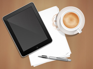 Vista aérea del escritorio con algunos elementos de oficina sobre el: iPad, documentos, bolígrafo y por su puesto una deliciosa, obligada y clásica tasa de café